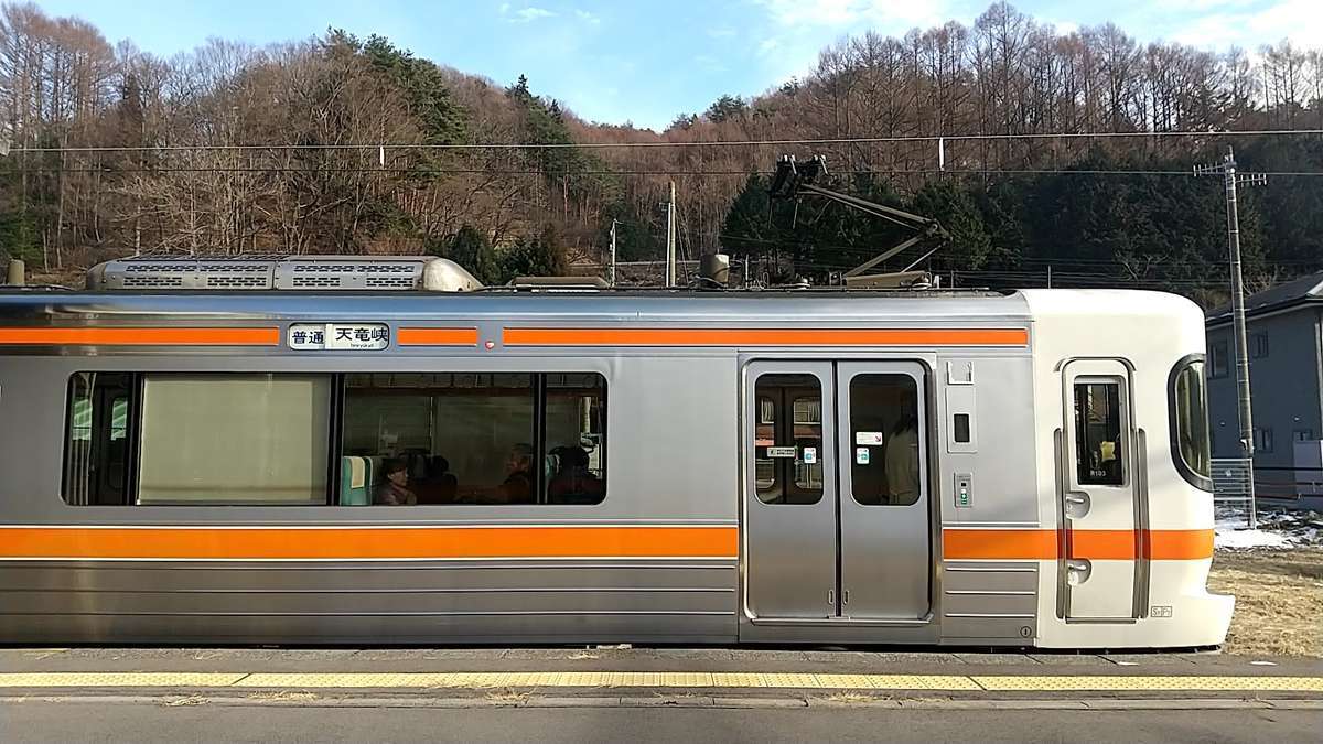 川岸駅で天竜峡行きの普通列車と行き違い