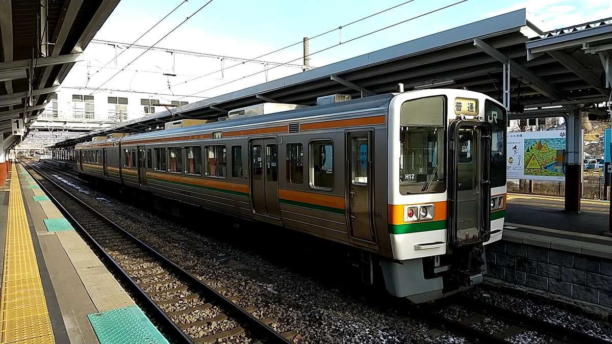岡谷駅に到着した飯田線の普通列車
