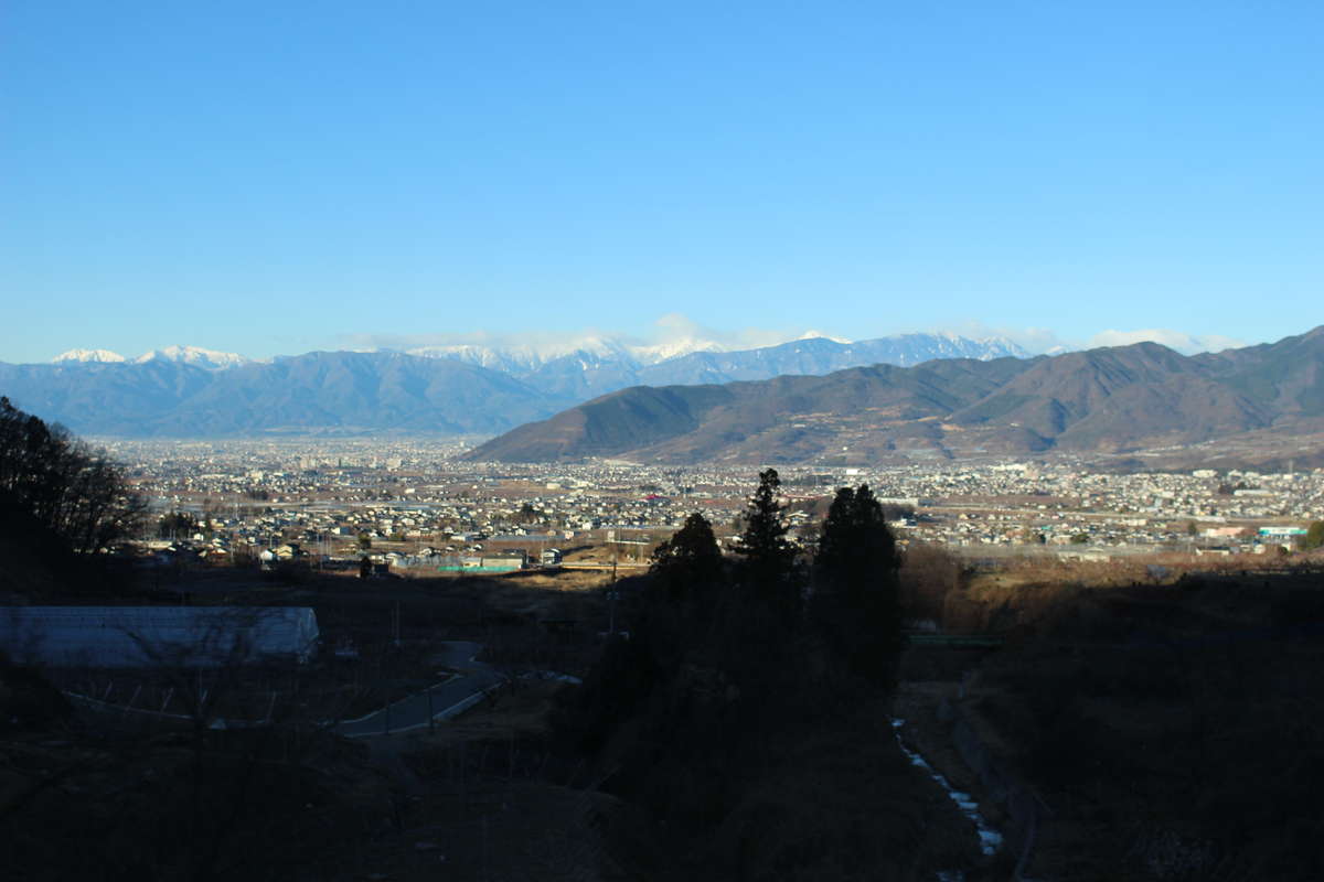 勝沼ぶどう郷あたりからの甲府盆地、その向こうには南アルプス！