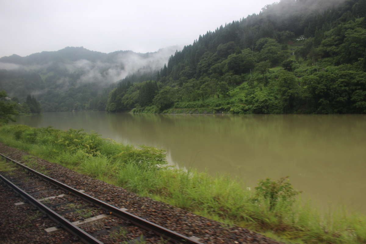 たっぷりの水をたたえる只見川の車窓