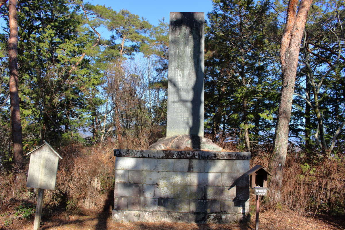 天竜峡第二公園の石段を上がった先にある天竜峡の碑