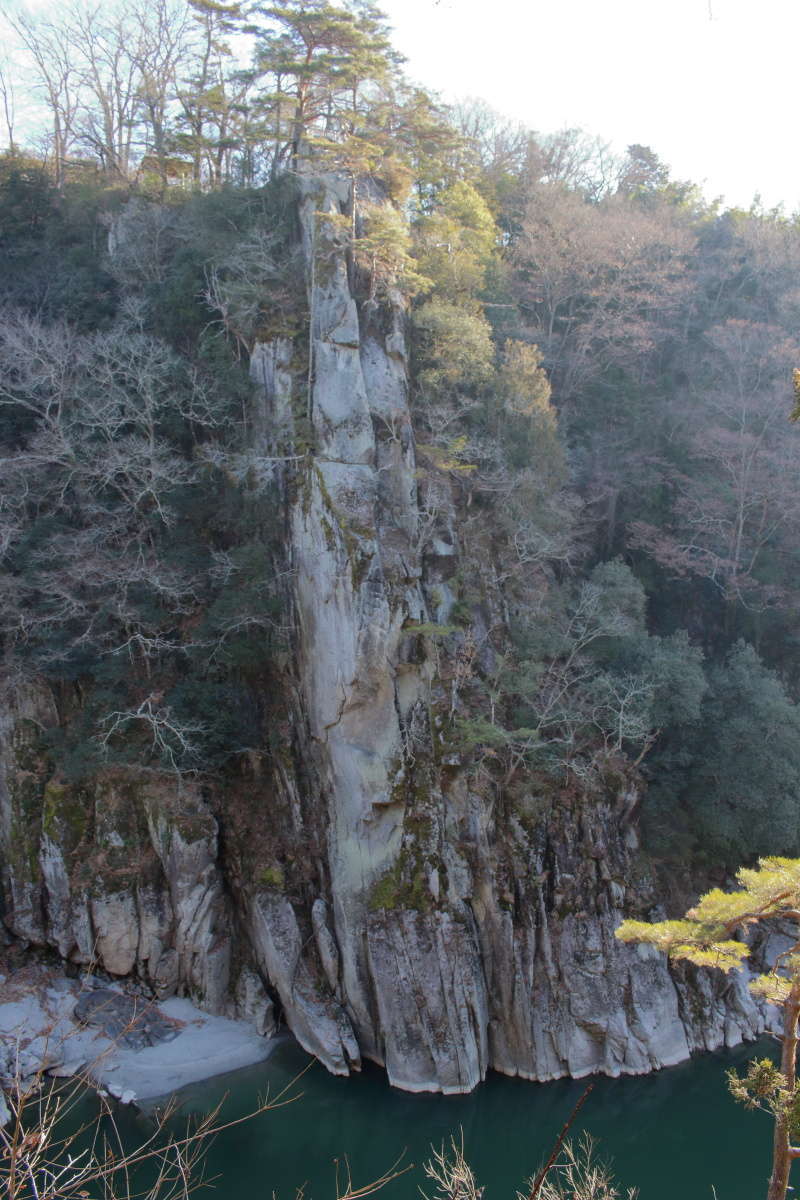 天竜川の遊歩道から眺める巨大な一枚岩「龍角峯」