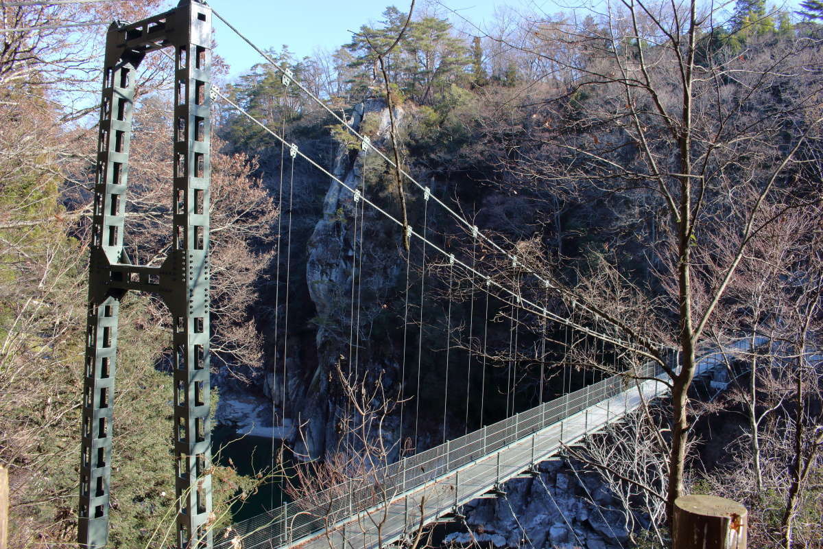 天竜川を渡る吊り橋「つつじ橋」