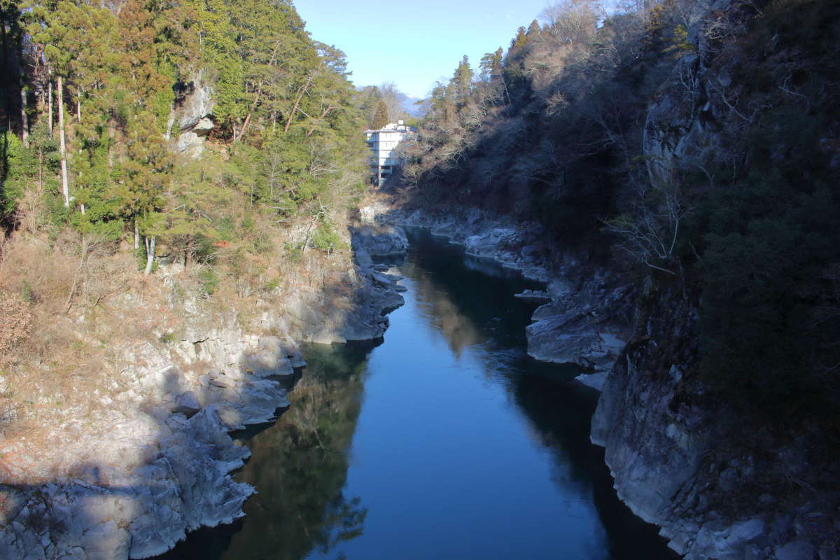 つつじ橋の上から眺める天竜峡、龍角峯も右側に見えています