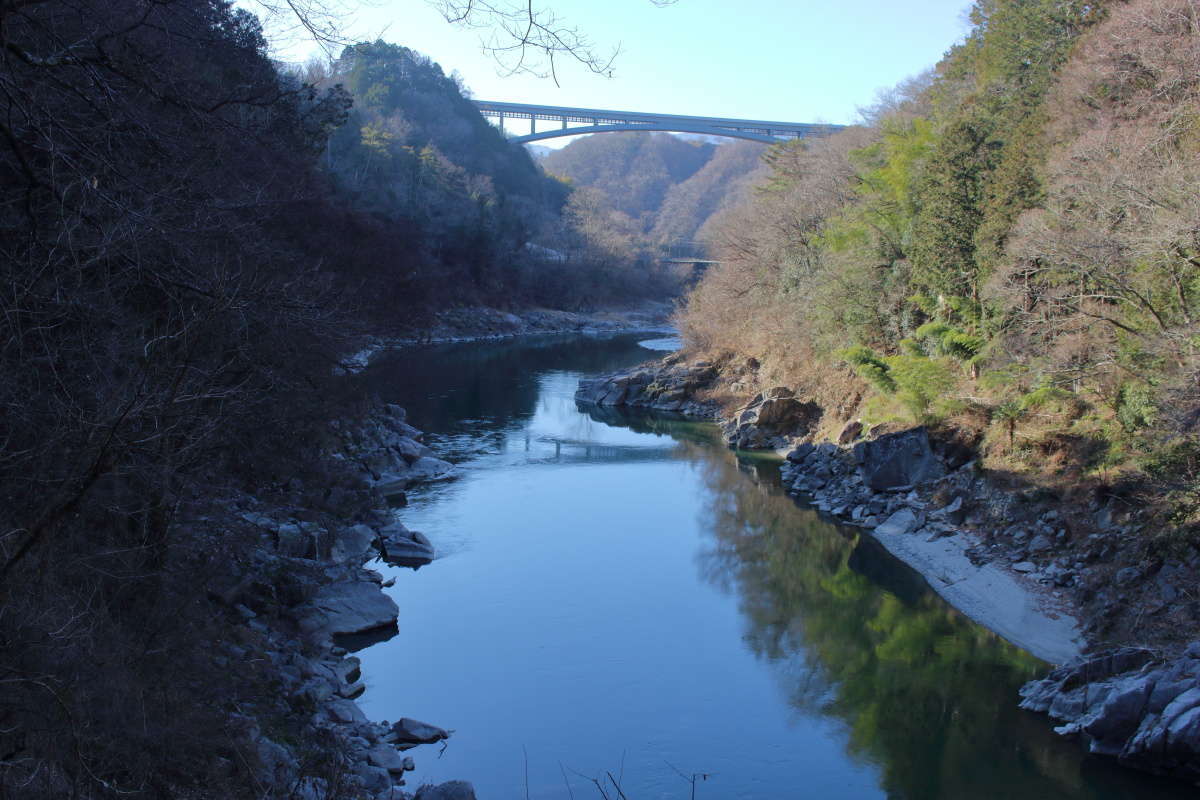 下流側には大きな「天竜峡大橋」が見えます