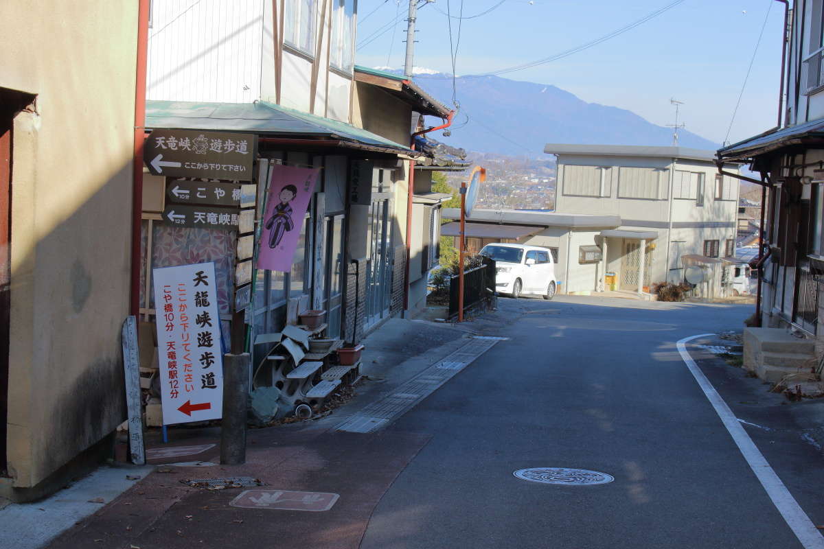 建物の間にある細い道へ左折