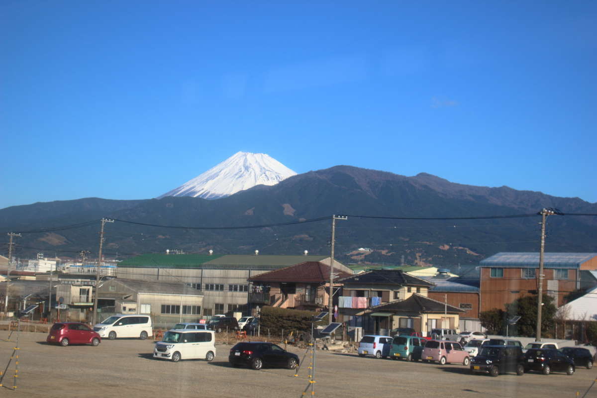 沼津近辺の東海道本線の車窓から眺める富士山