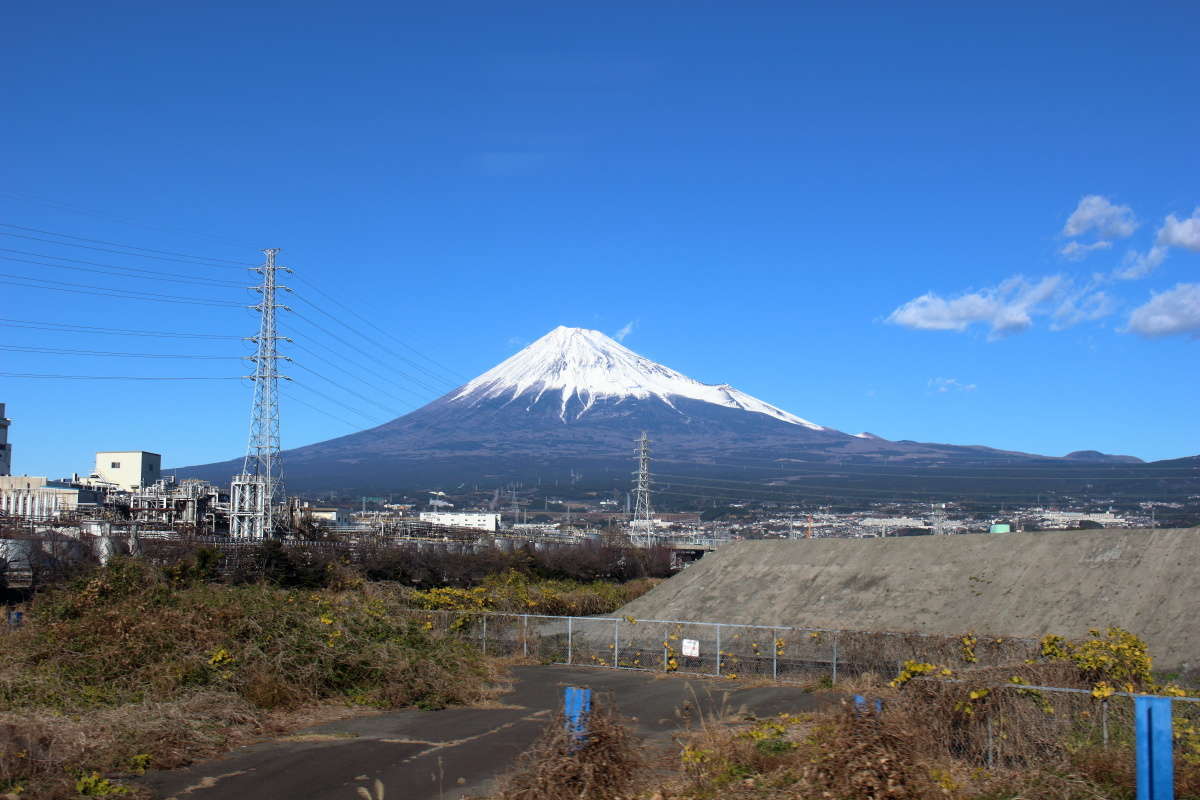 岳南電車の車窓から眺める堂々とした富士山