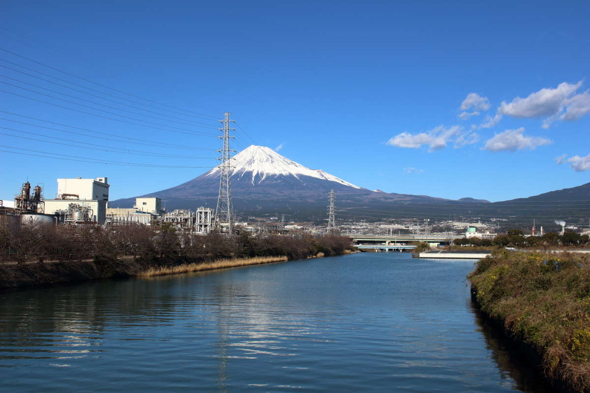 田子の浦へ注ぐ川を渡る橋からも富士山がバッチリ！