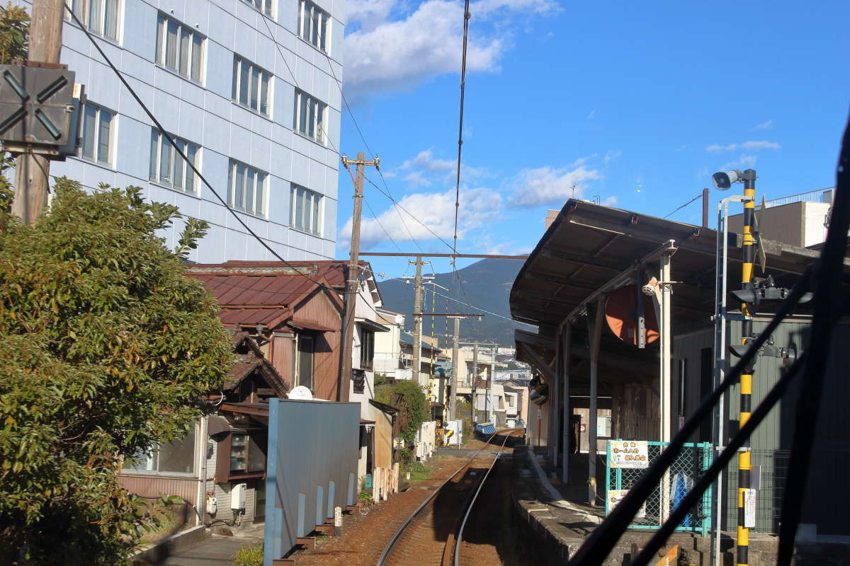 市街地に近い吉原本町駅近くでは建物の間を縫うように進みます