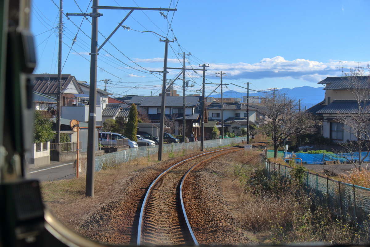 住宅街の中を進むとまもなく終点の岳南江尾駅