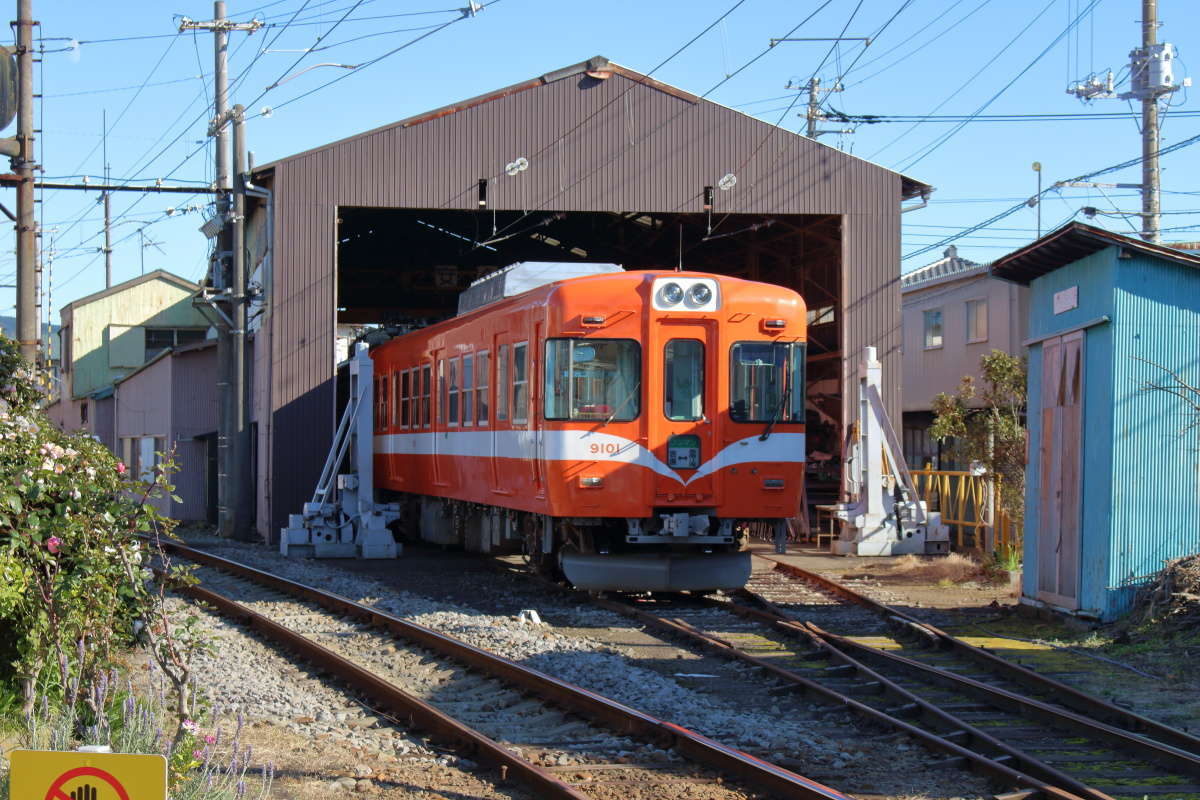 岳南富士岡駅の検修設備には9000系電車が