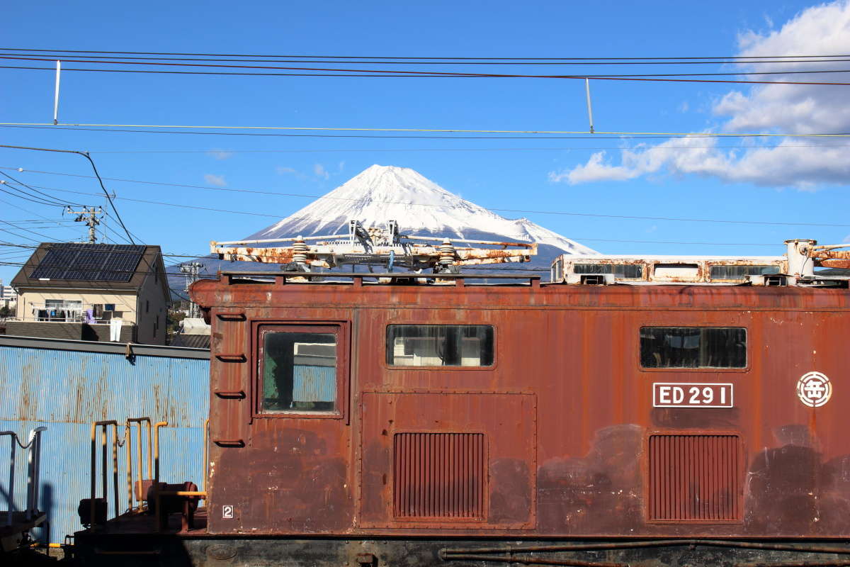 岳南富士岡駅のホームから撮影したED29形電気機関車と富士山