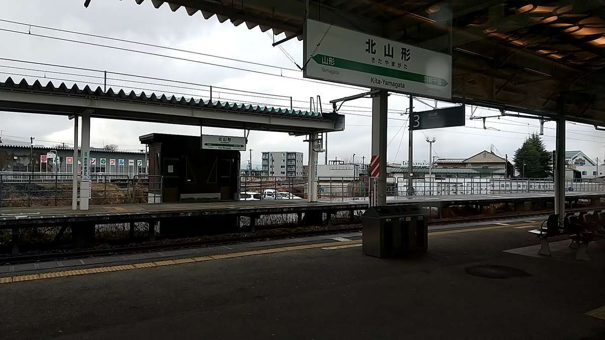北山形駅で後続の「つばさ150号」に抜かれます