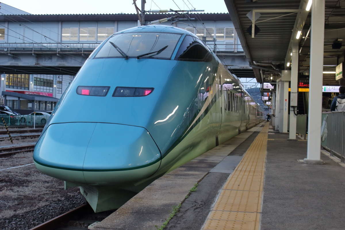 福島駅在来線ホームに到着した「とれいゆつばさ」