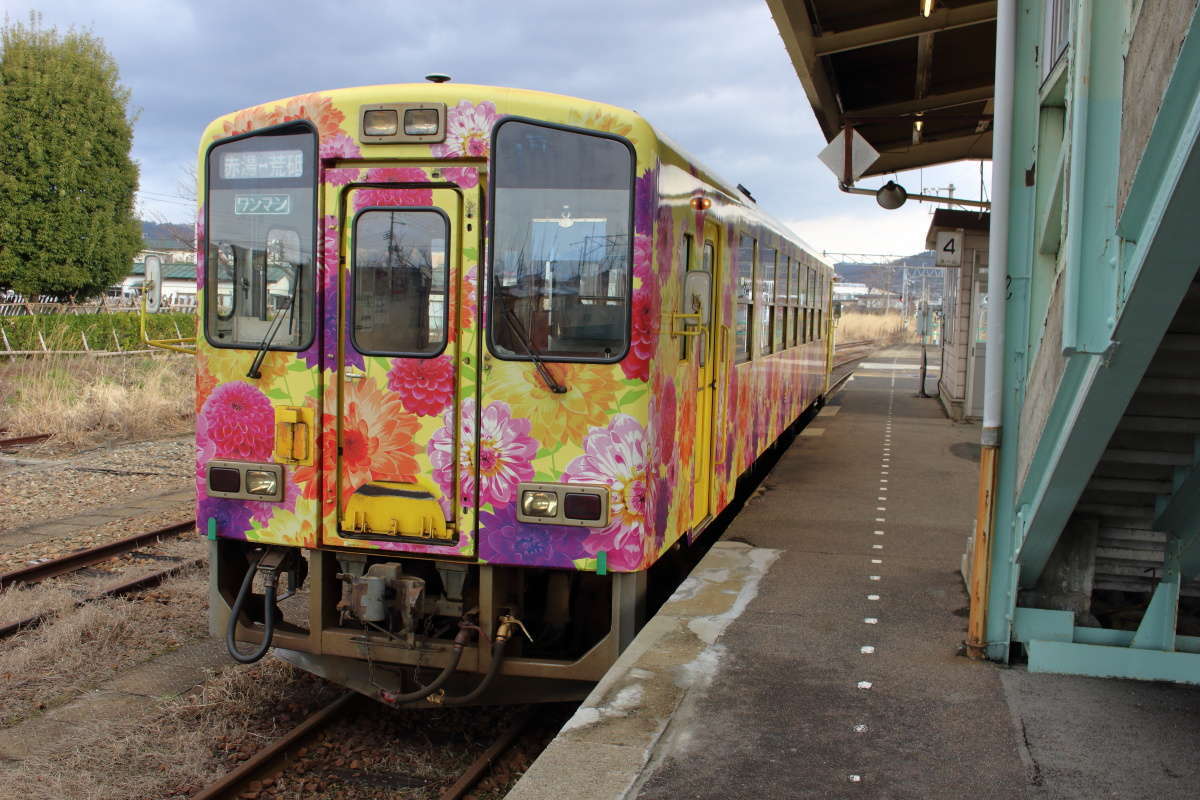 赤湯駅で出発を待つフラワー長井線の気動車