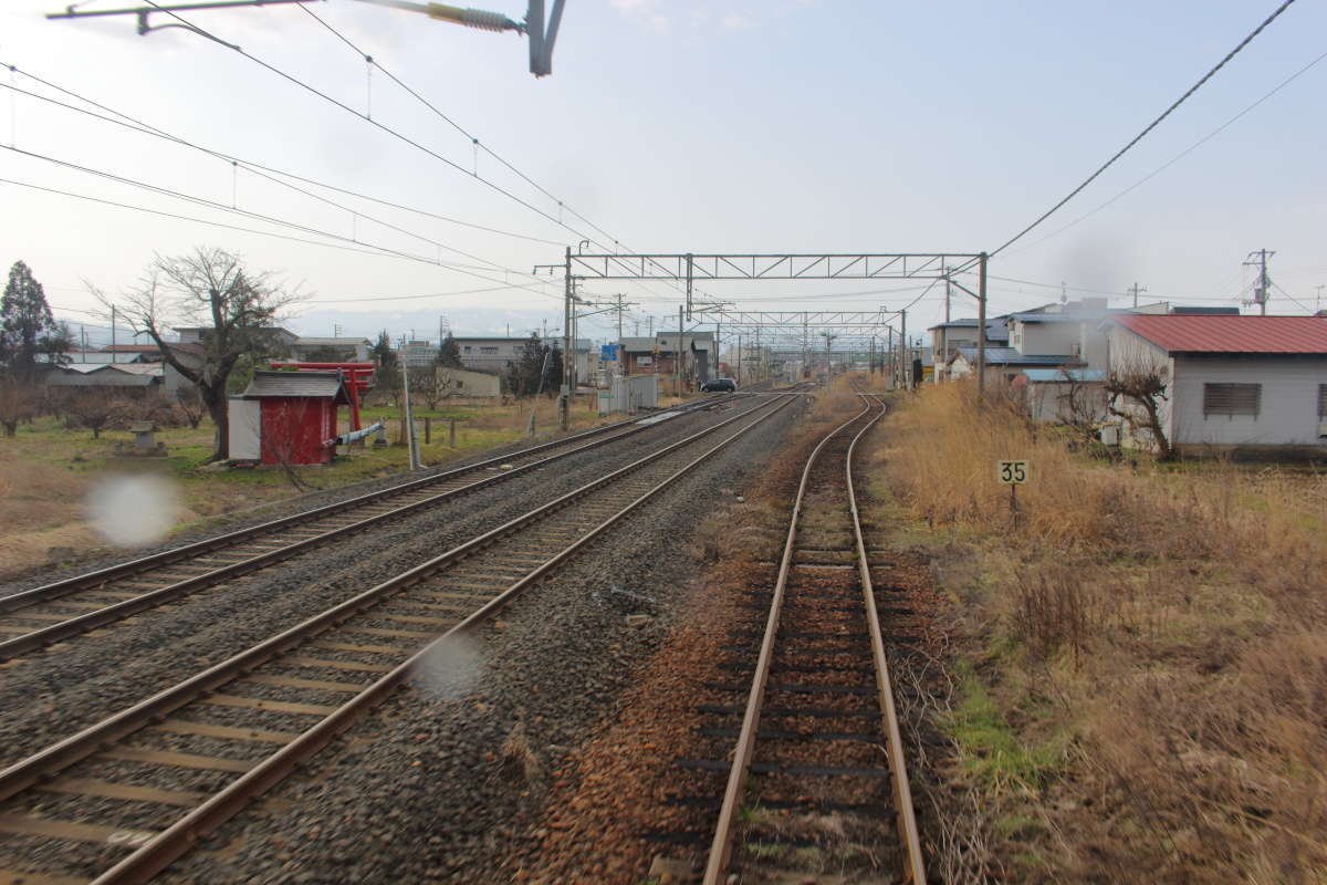 山形鉄道フラワー長井線は奥羽本線と少し並走して西へ