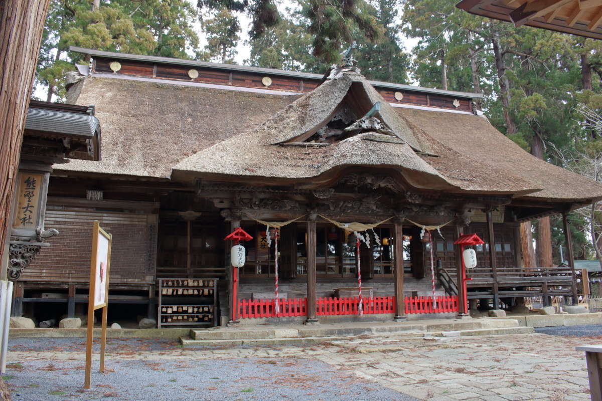 茅葺屋根が特徴的な熊野大社の拝殿