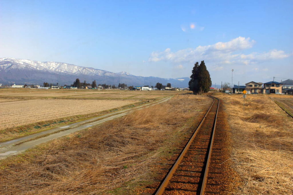置賜盆地の田園風景の中を走る山形鉄道「フラワー長井線」の車窓