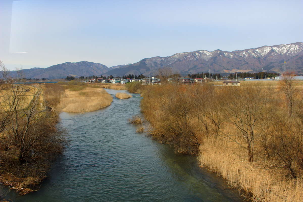 あやめ公園駅を出ると最上川の支流を渡る