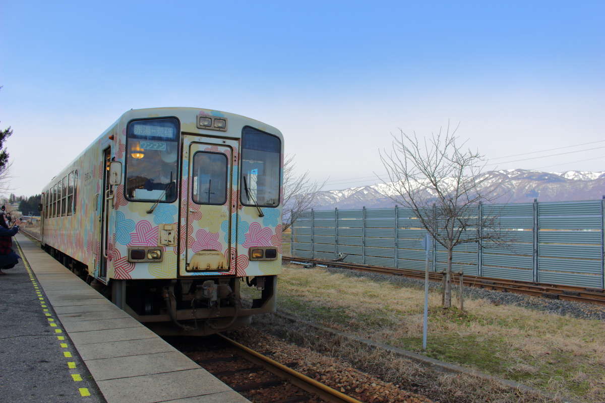 置賜盆地の北端部にある終着駅、置賜駅