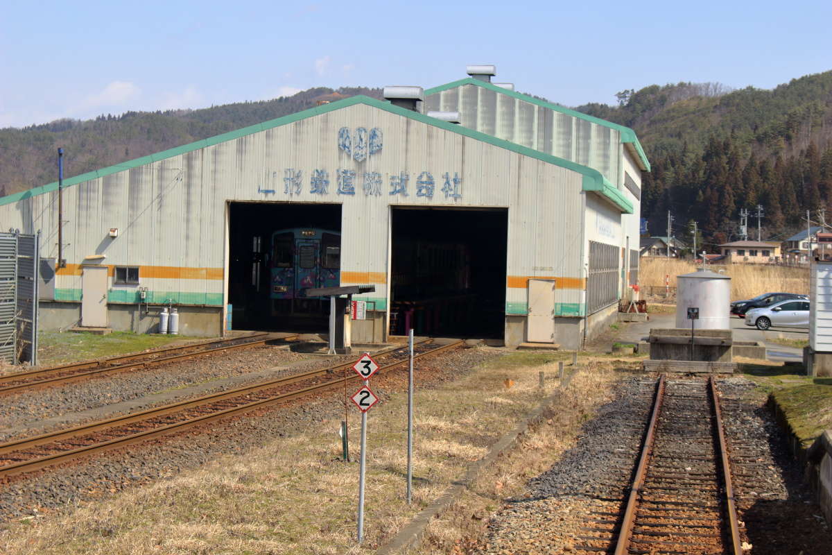 荒砥駅ホームの奥にある山形鉄道の車両基地