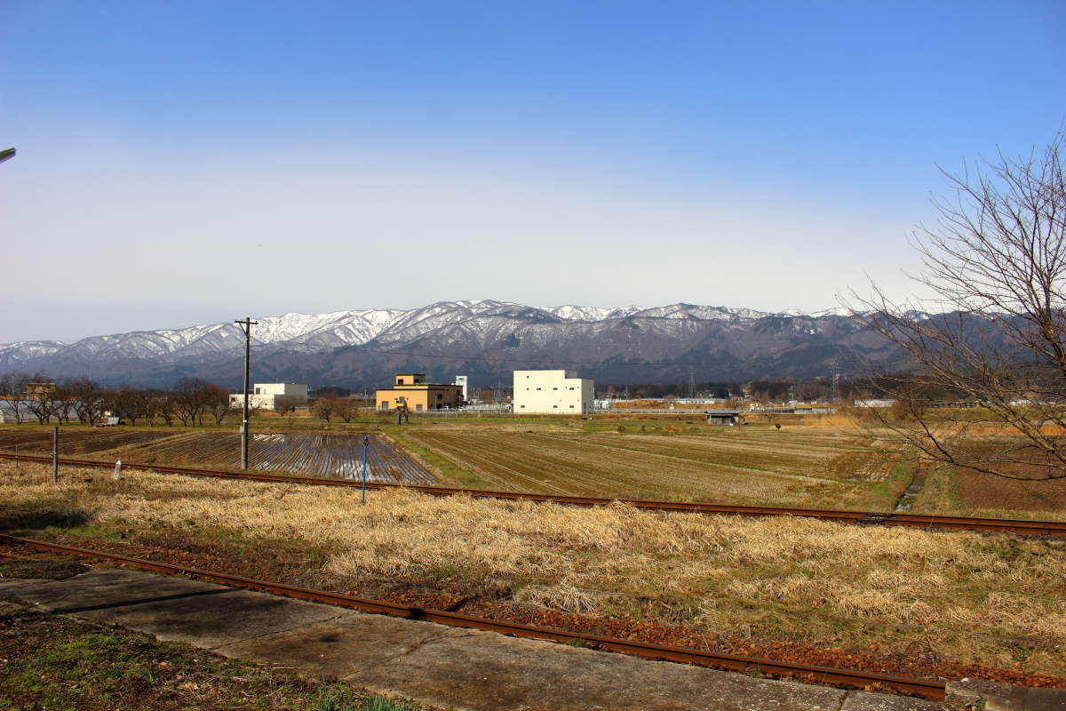 荒砥駅横の駐車場から眺める線路と山並みの風景