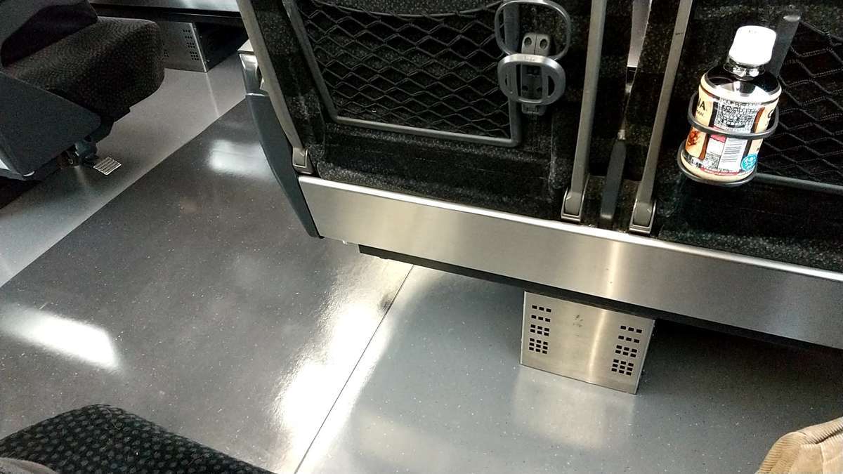 特急「ひたち」「ときわ」（E657系）普通車のシートの足元は余裕あり