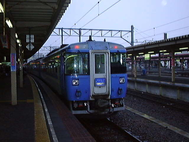 函館駅で発車を待つ特急「北斗」