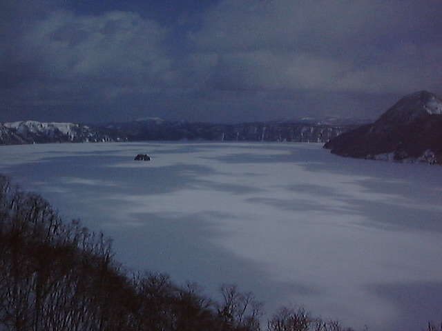 氷に閉ざされた摩周湖