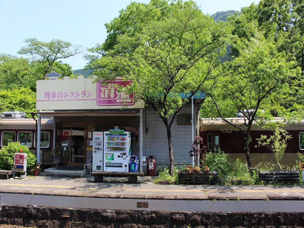 東武鉄道の古い特急車両を利用した「レストラン清流」（神戸駅）