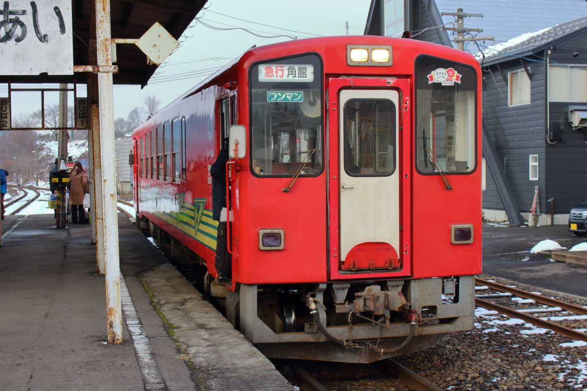 阿仁合駅で出発を待つ秋田内陸鉄道の急行角館行き