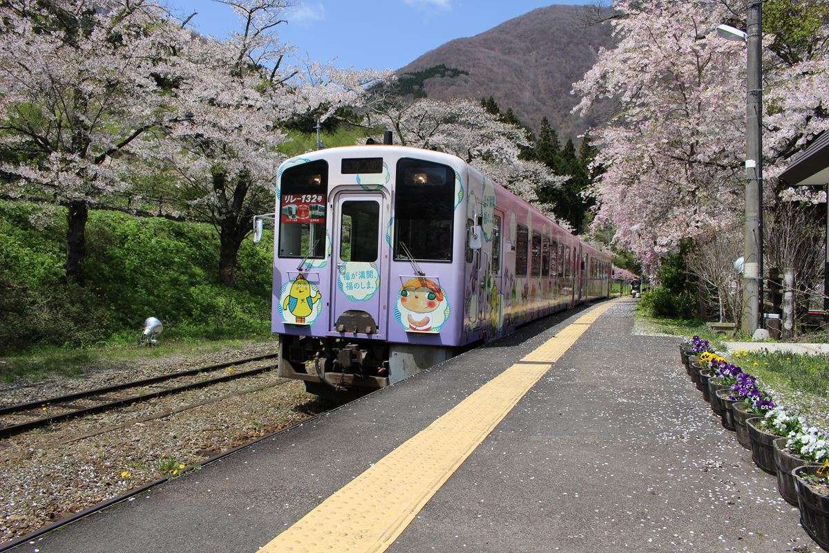 湯野上温泉駅に到着する会津鉄道の気動車