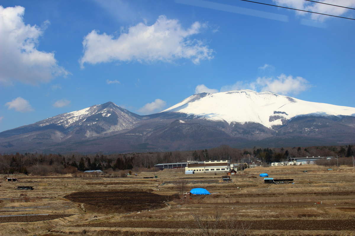 クロスシートの列車で浅間山を眺めながらの旅も！