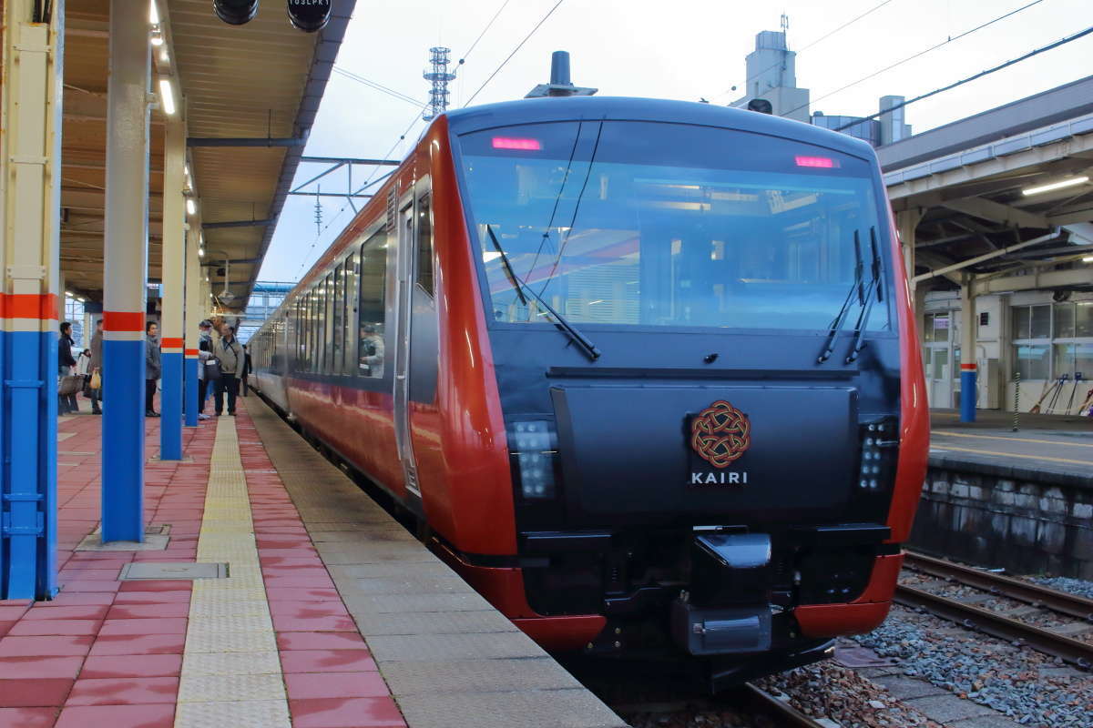 羽越本線を走る新しい観光列車「海里」