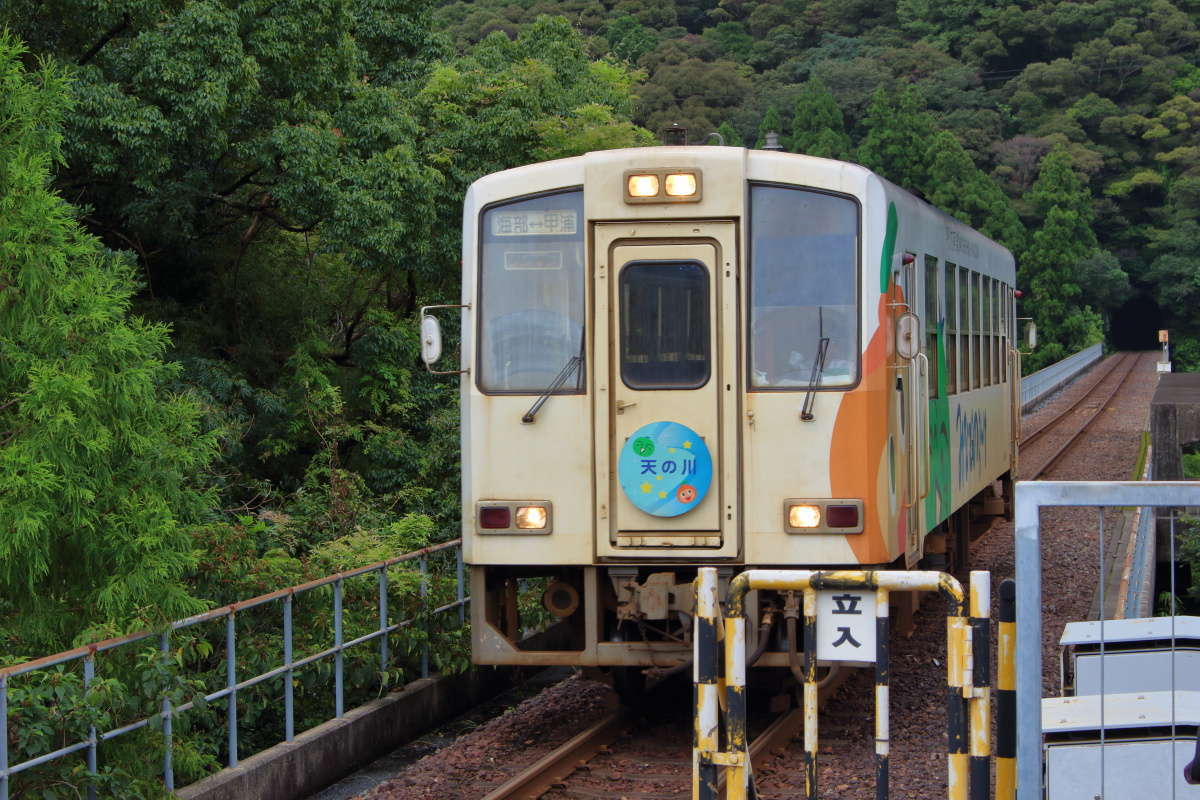 甲浦駅に入線する阿佐海岸鉄道の気動車