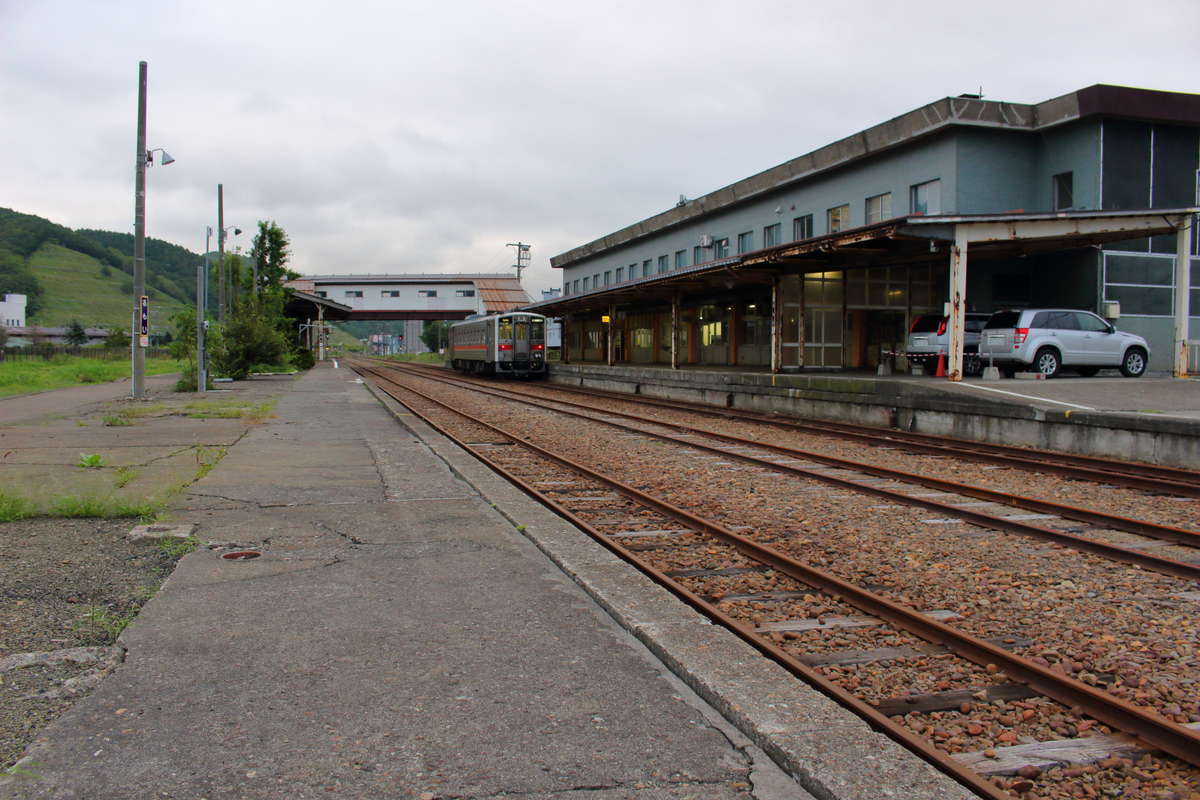 かつての栄華を思わせる広い構内の留萌駅