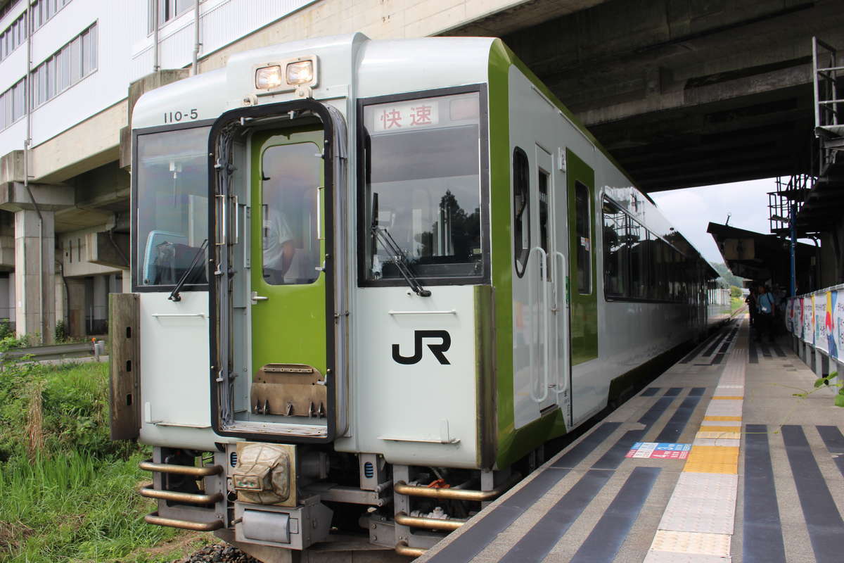東北新幹線との乗換駅、新花巻駅に入線する快速「はまゆり」
