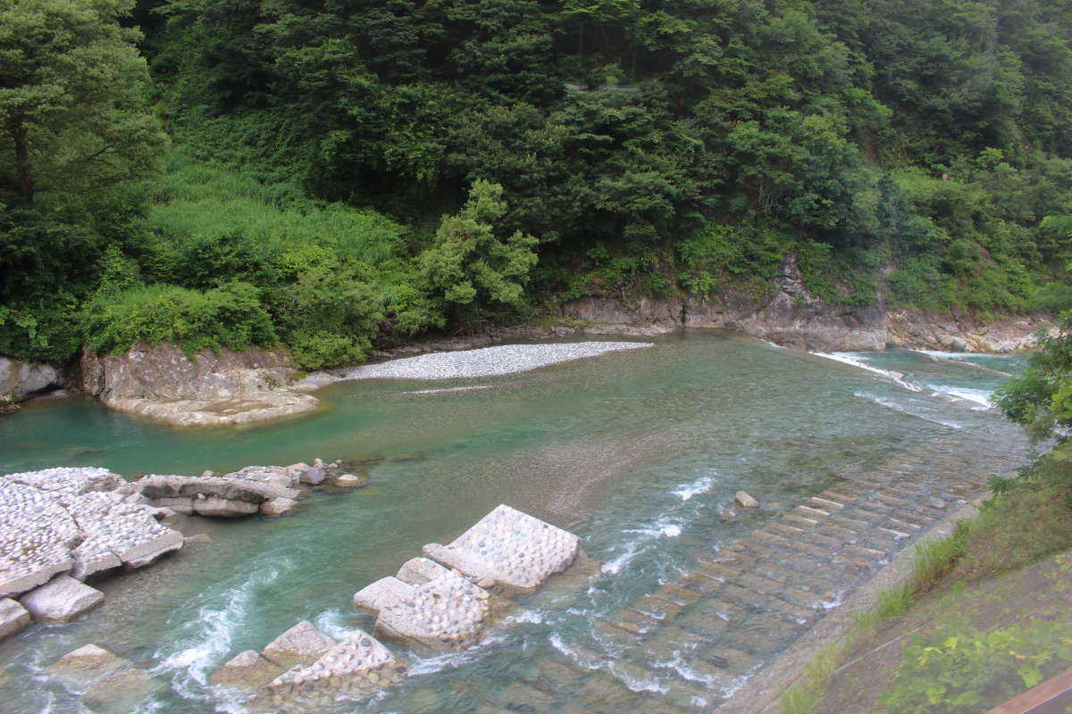 大糸線は何度の姫川を渡ります