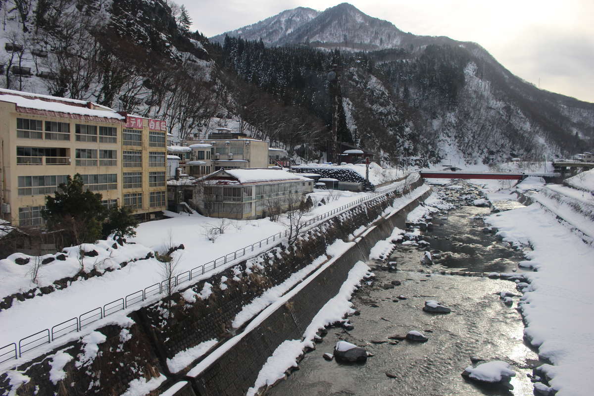 姫川沿いに温泉宿が並ぶ姫川温泉（平岩駅付近）