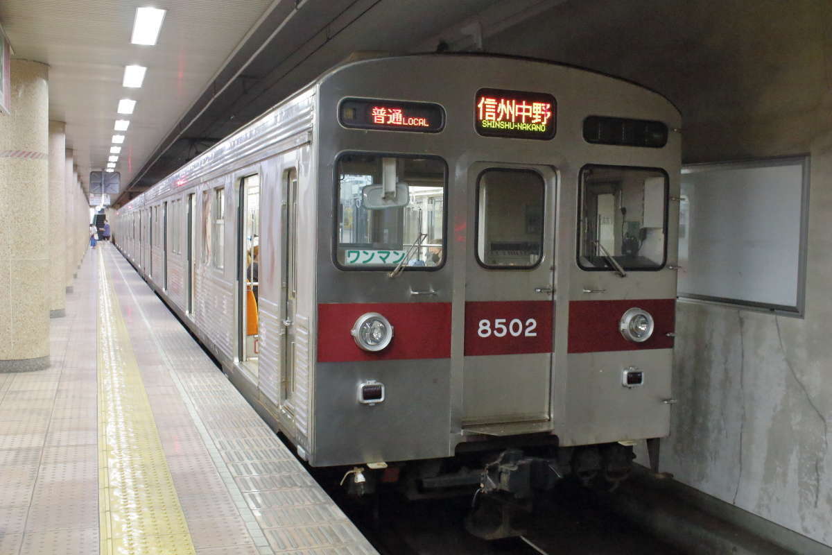 元東急8500系の普通列車（信州中野行き）