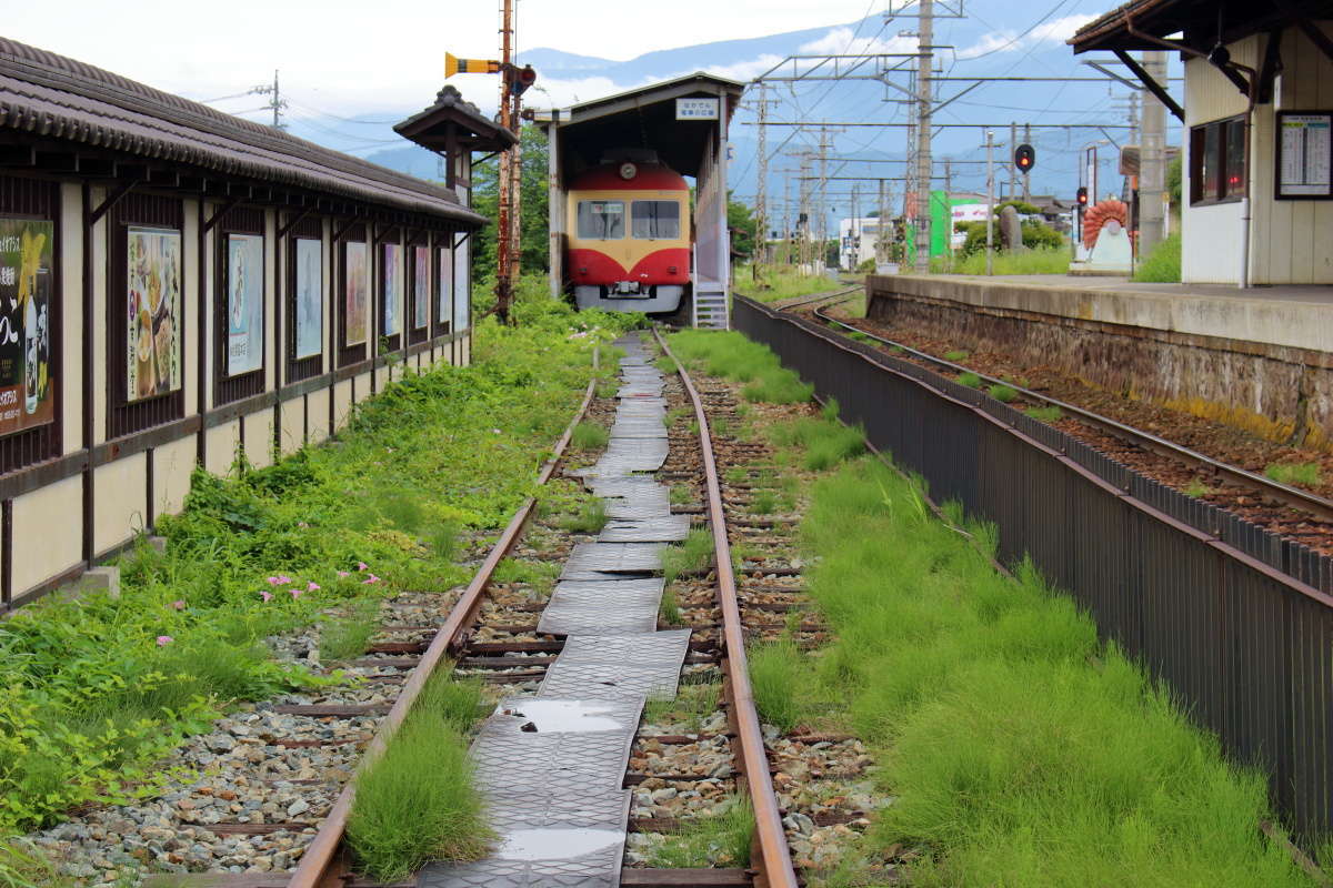 小布施駅「ながでん電車の広場」へは線路の上を歩いていきます