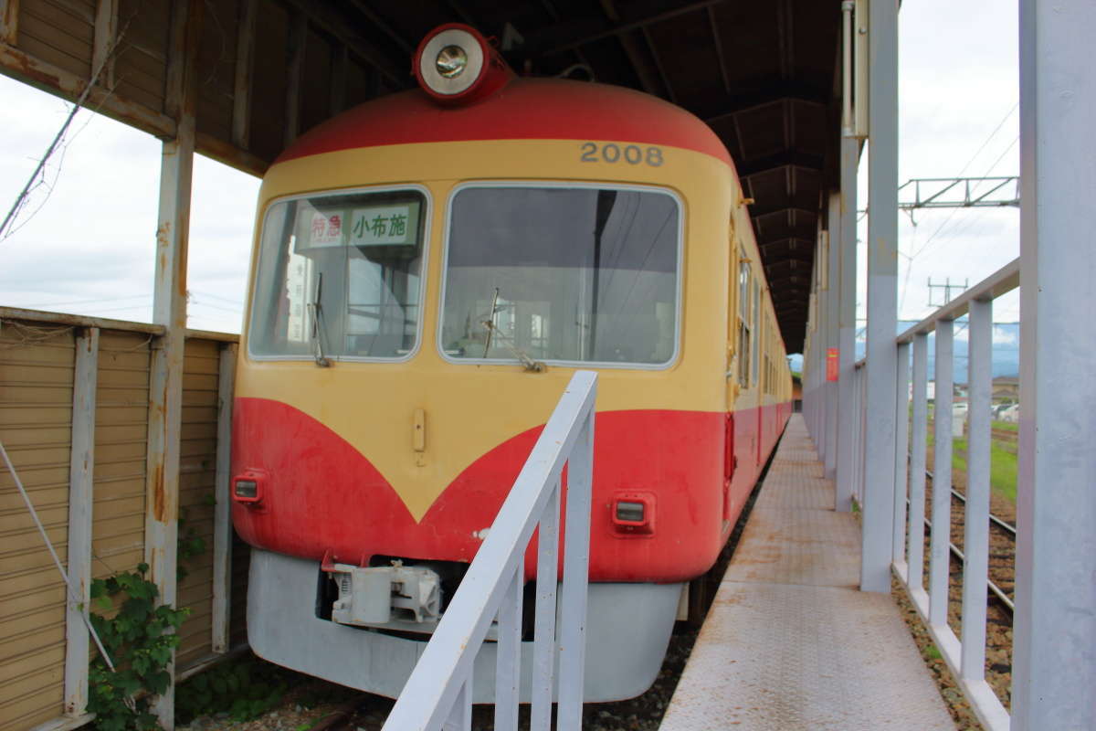 「ながでん電車の広場」には長野電鉄の2000系特急電車が保存されています