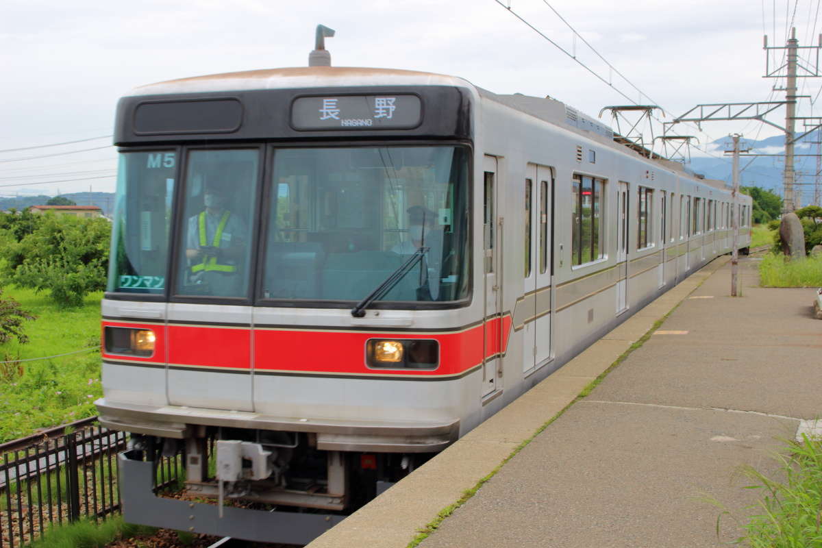 最新？の元東京メトロ03系車両（長野電鉄3000系）の普通列車