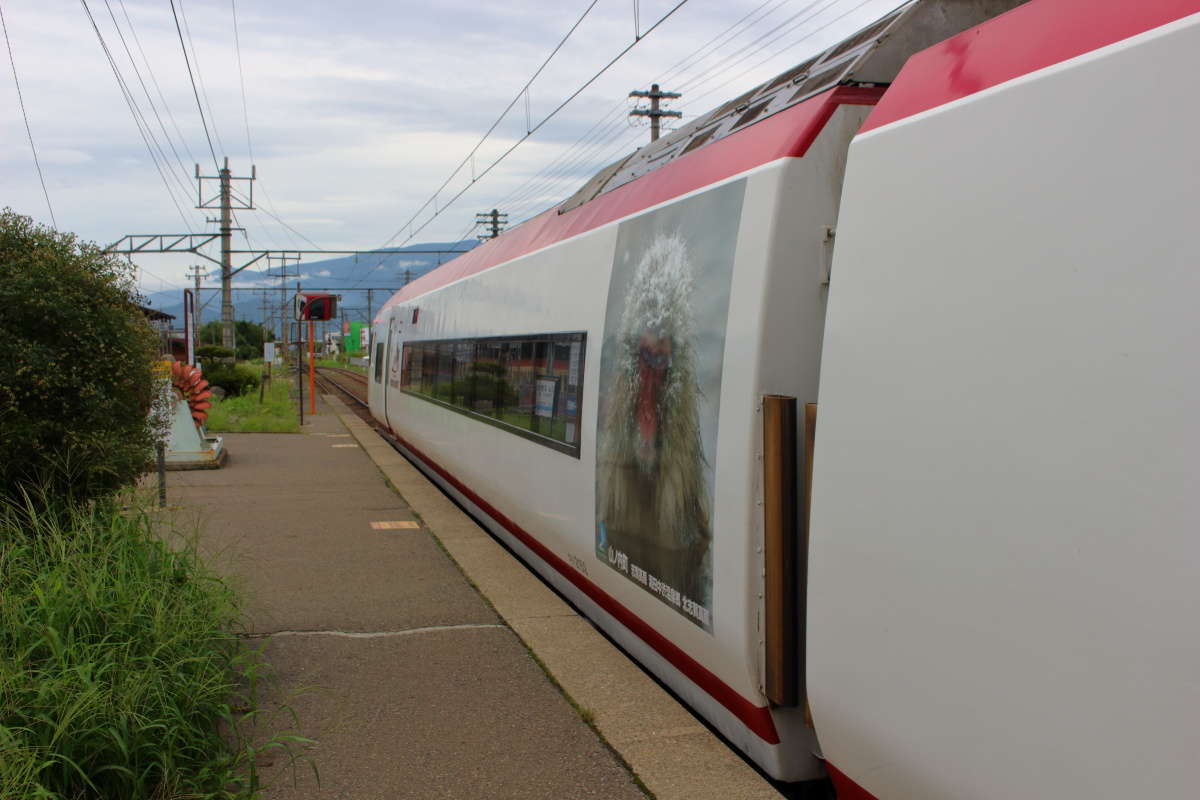 小布施駅から元成田エクスプレスの特急「スノーモンキー」に乗車