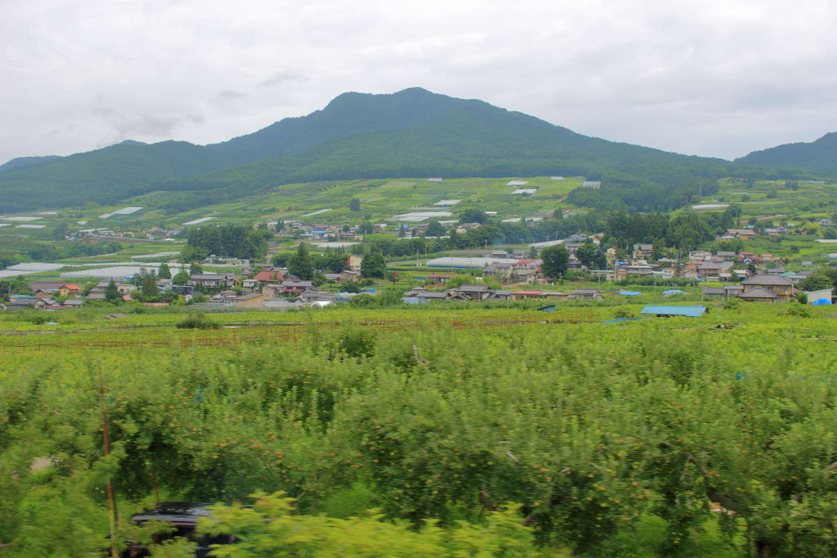 信州中野から先は山間部への勾配を登っていきます