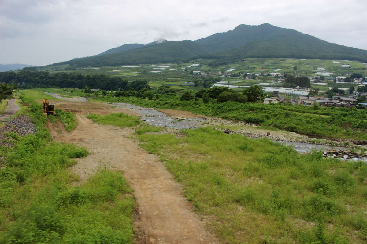 千曲川の支流、夜間瀬川を渡ります