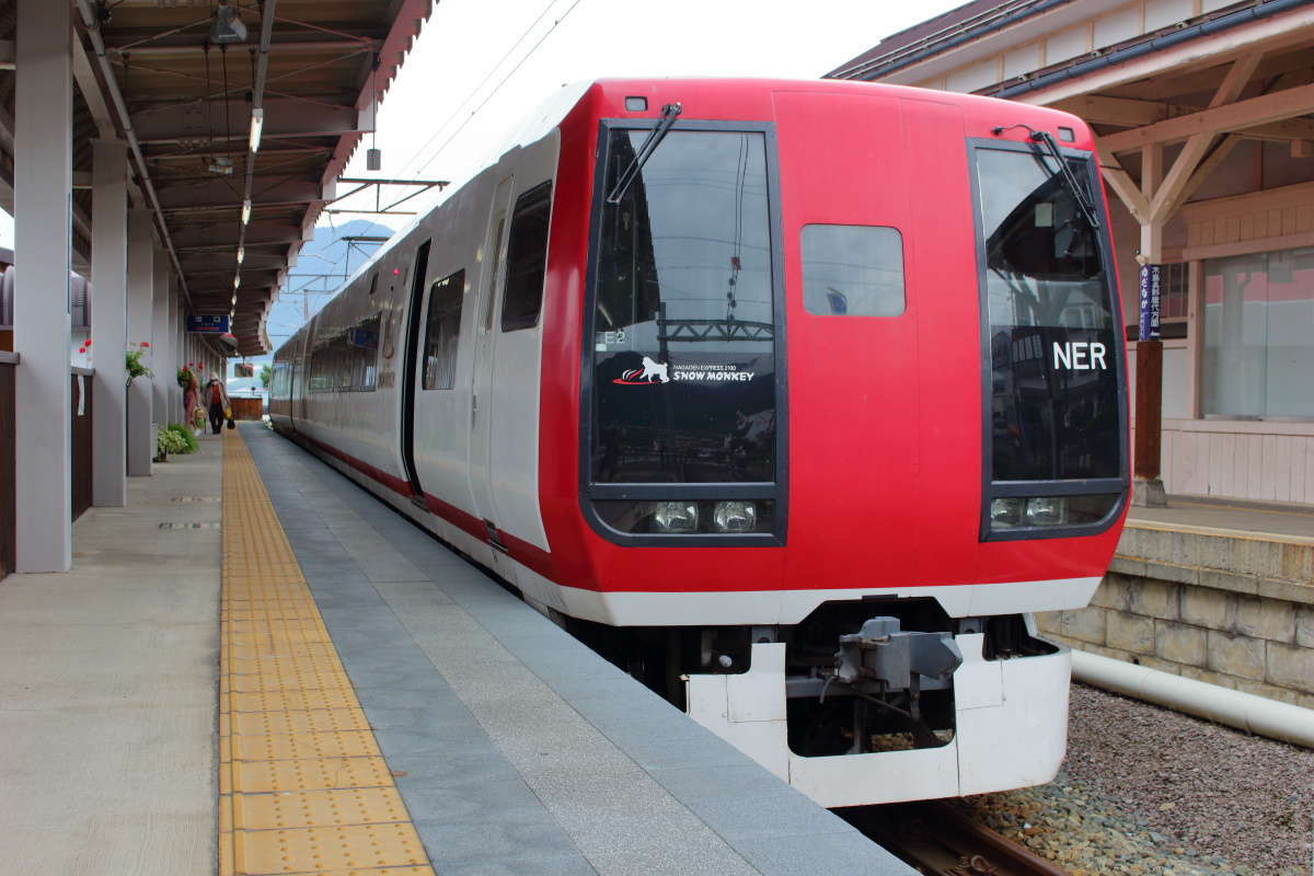 終点の湯田中駅に到着した特急「スノーモンキー」