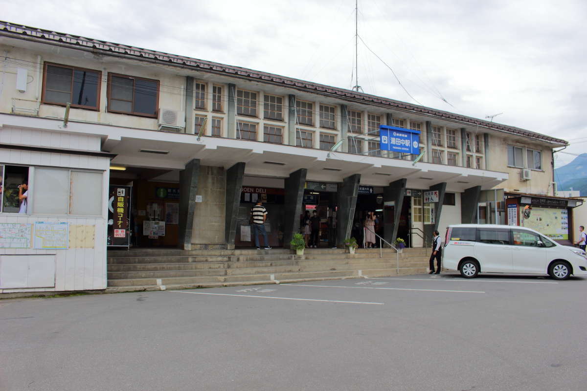 志賀高原の玄関口としても活躍した湯田中駅の駅舎