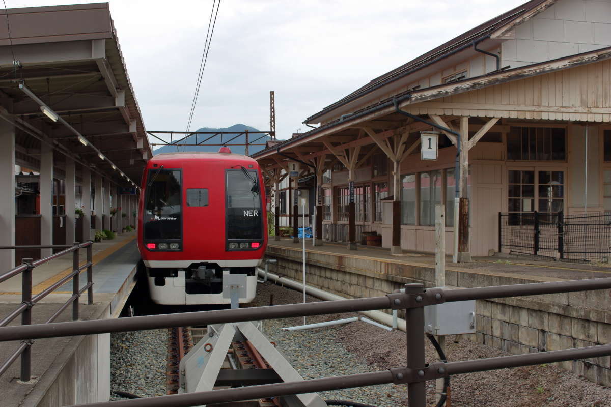 湯田中駅のホームに停車する特急「スノーモンキー」